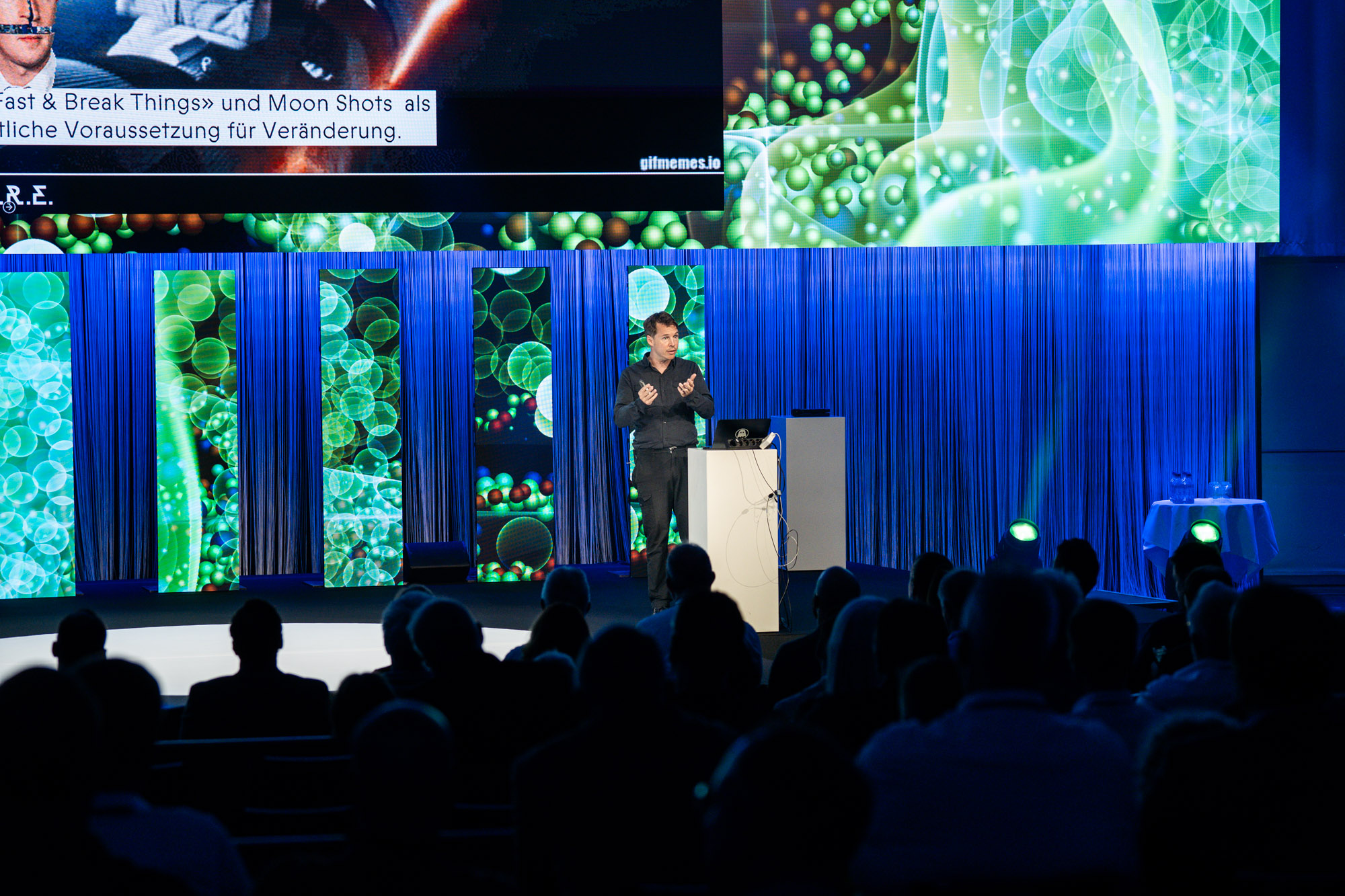Stefan Sigrist auf der Bühne des Excellence Days mit einer Keynote zu KI