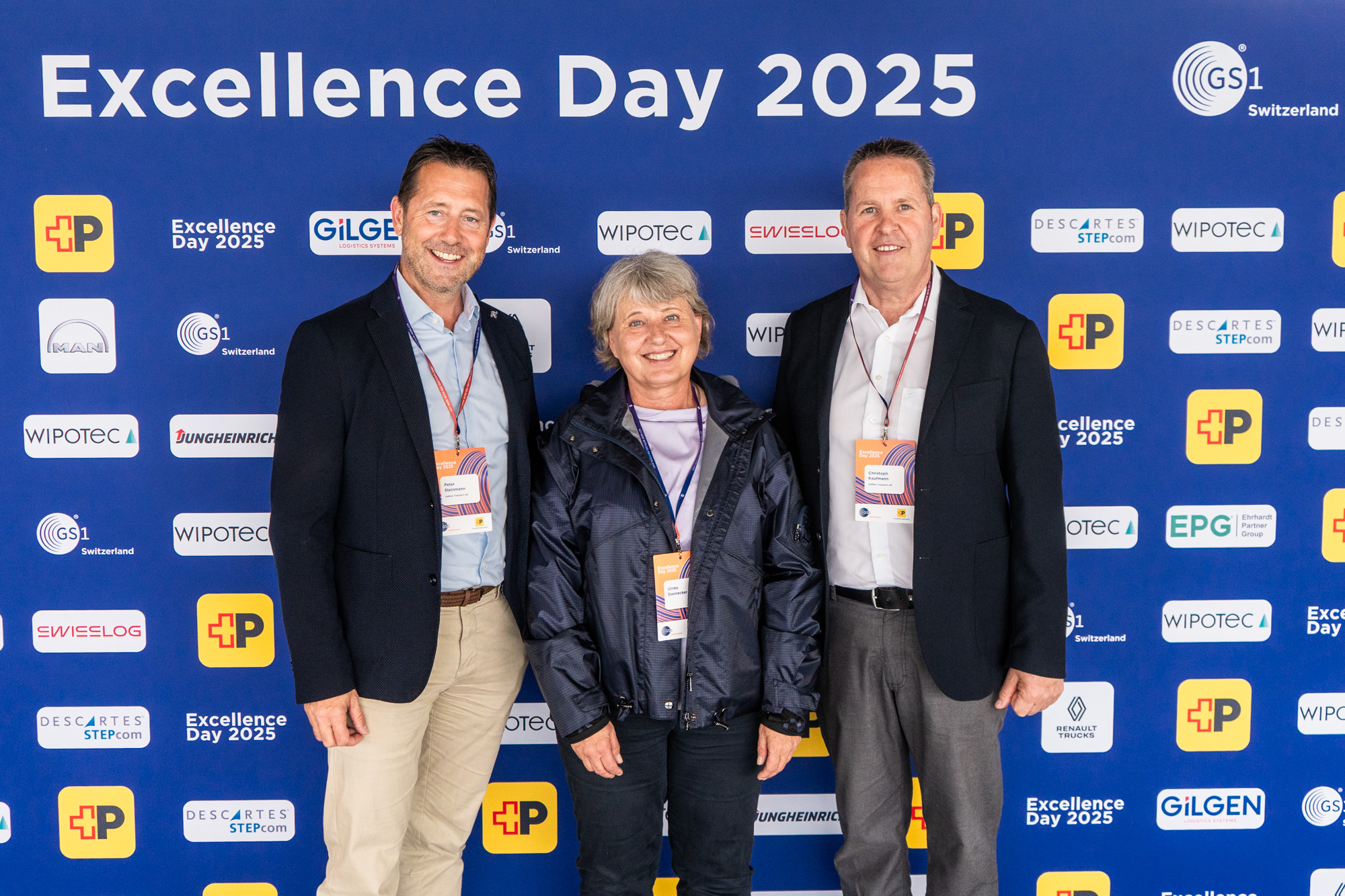 Excellence Day Besucher vor der Sponsorenwand am EXD 25