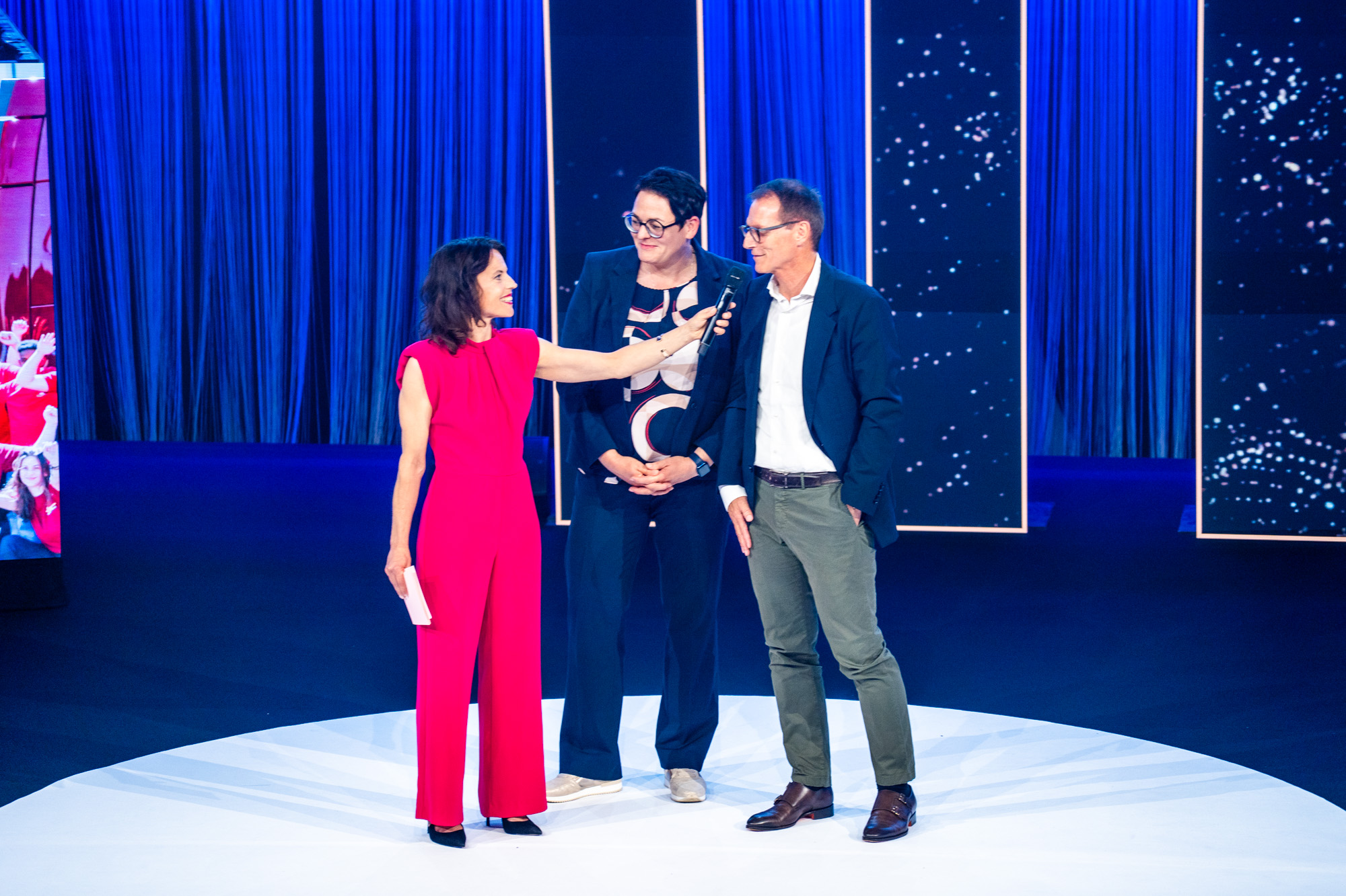 Mona Vetsch stellt zusammen mit Galliker das nominierte Projekt für den SLA 25 vor