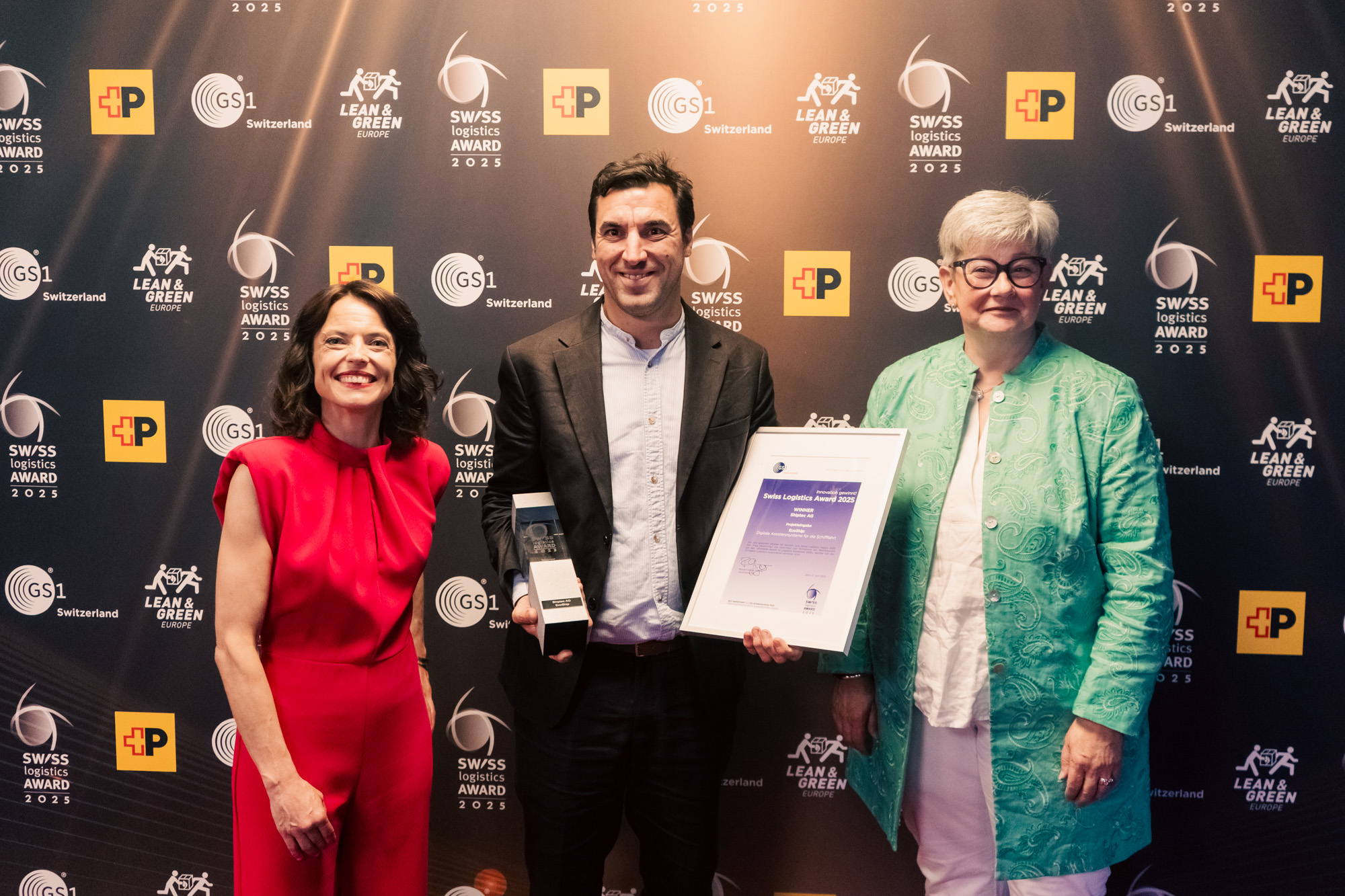 Mona Vetsch überreicht shiptec AG den Swiss Logistics Award 25