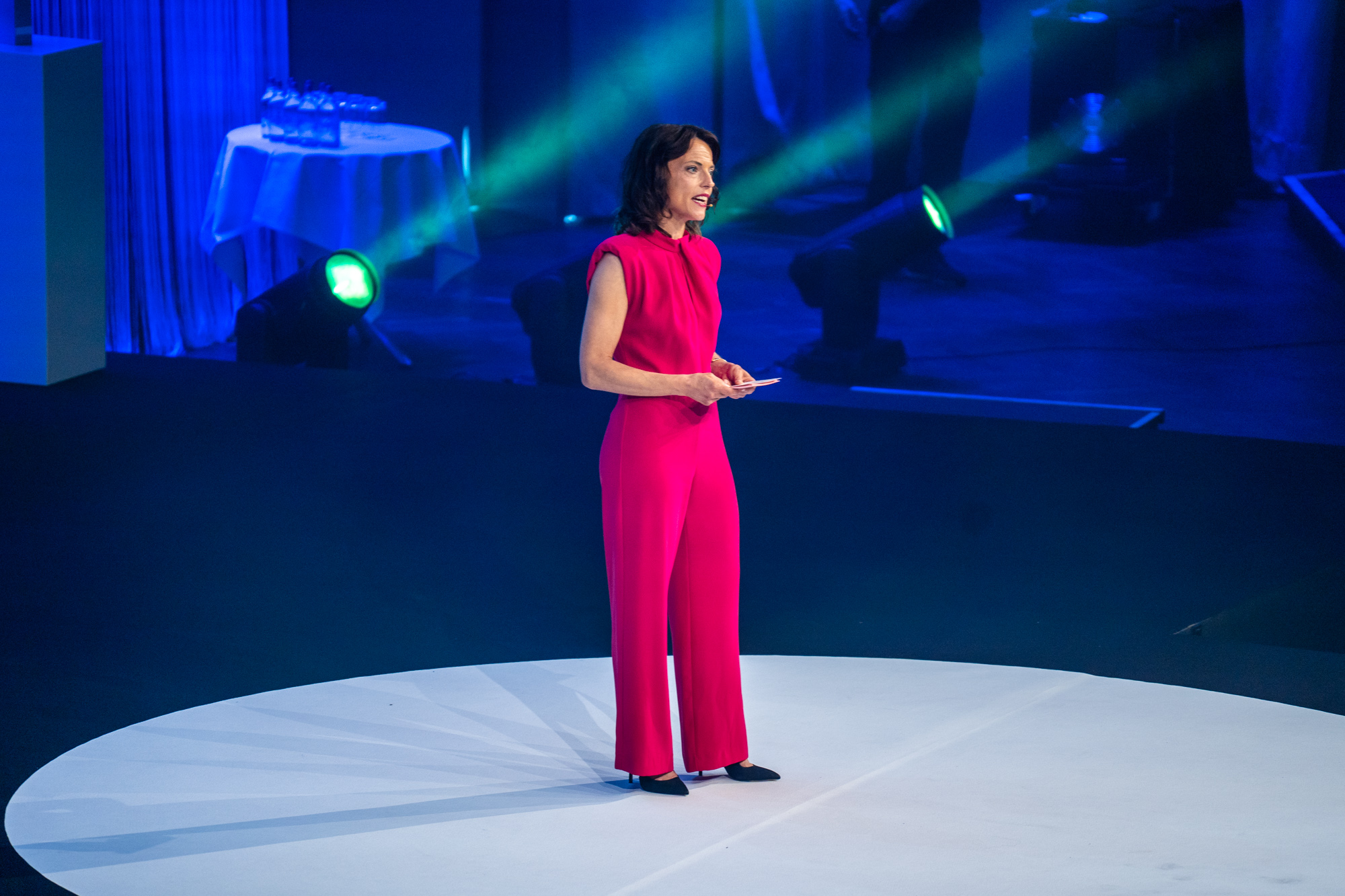 Mona Vetsch auf der Bühne am Swiss Logistics Awawrd 25