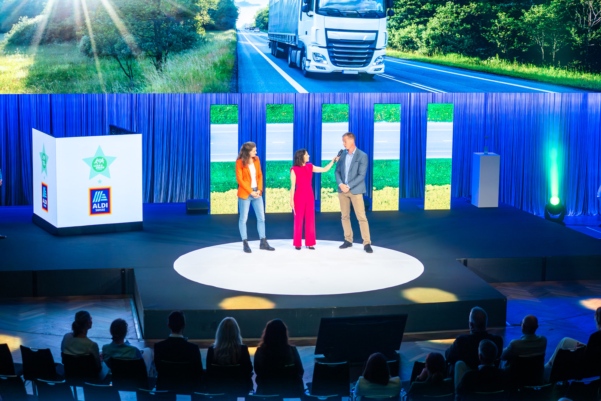 Mona Vetsch und Vertreter von Aldi Suisse auf der Bühne des Lean &amp; Green Awards