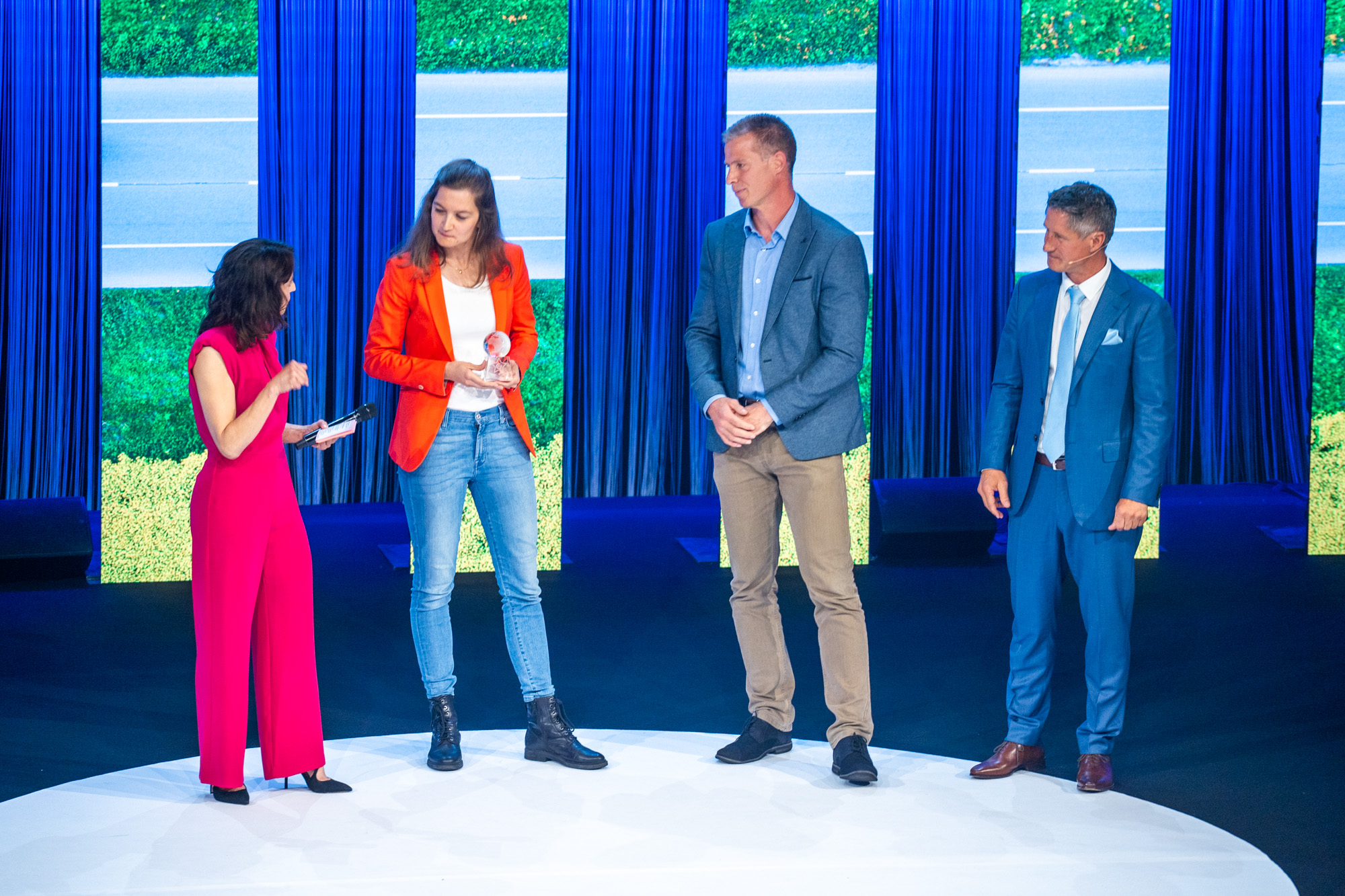 Vertreter von Aldi Suisse nehmen den Lean &amp; Green Award entgegen