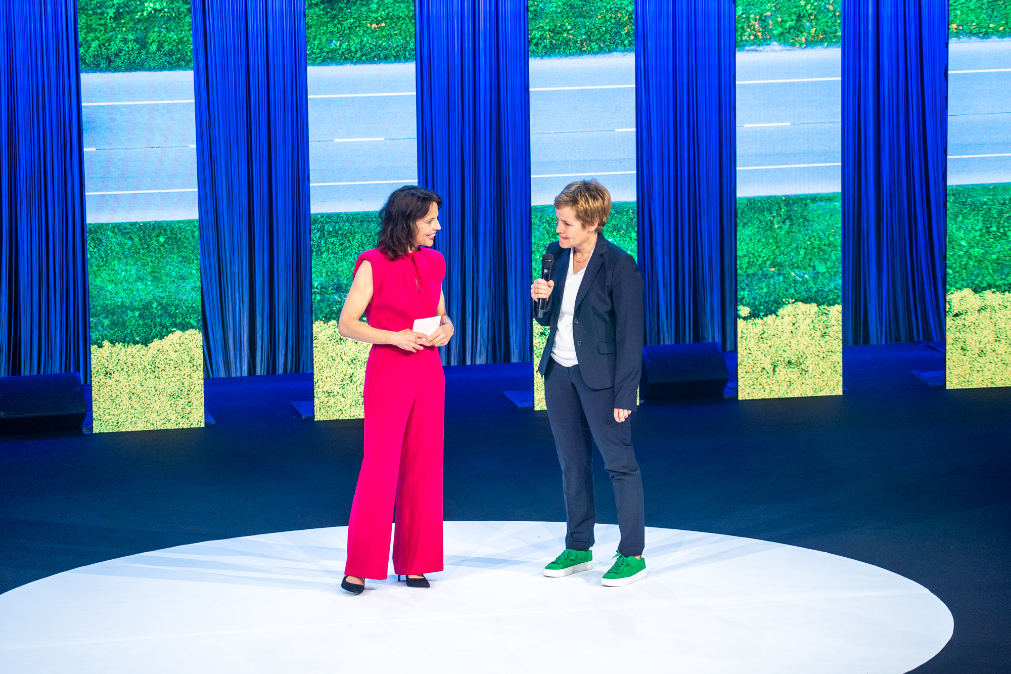 Mona Vetsch auf der Bühne mit Conny Baumann-Zingg