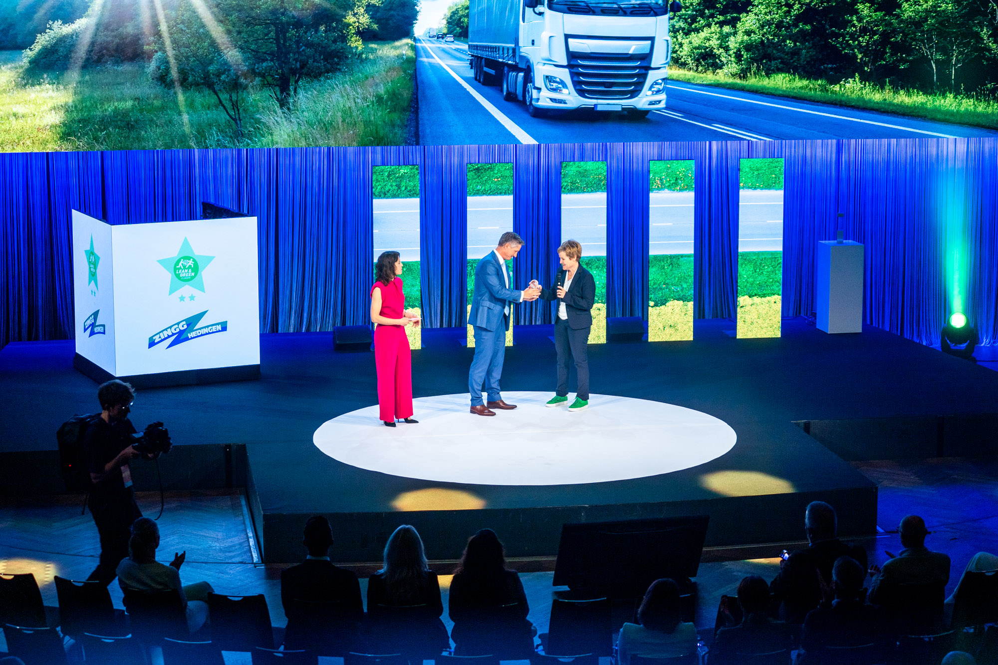 Bruno Kiser überreicht Conny Baumann-Zingg den Lean &amp; Green Award
