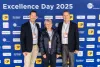 Excellence Day Besucher vor der Sponsorenwand am EXD 25