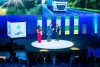 Bruno Kiser überreicht Conny Baumann-Zingg den Lean &amp; Green Award